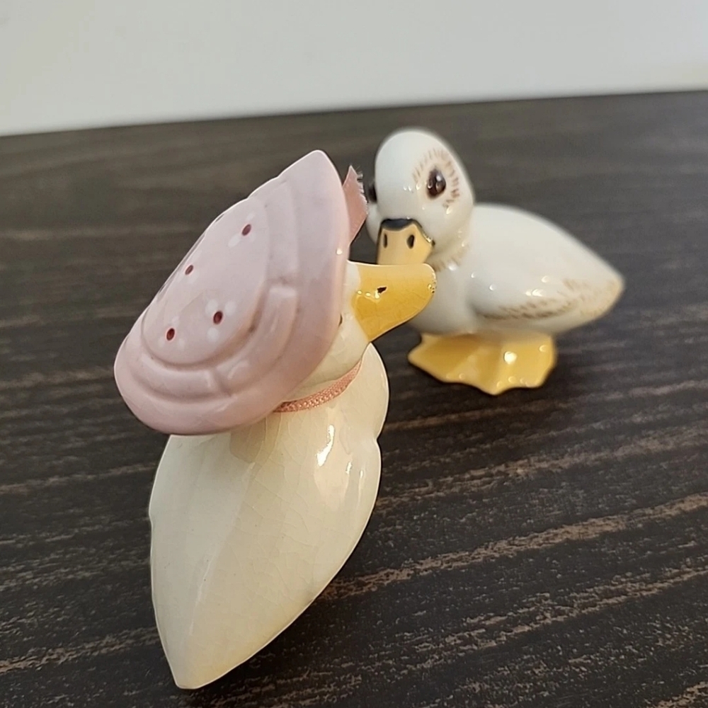 2 Vintage ceramic duck W Bonnet figurine - Picture 8 of 8